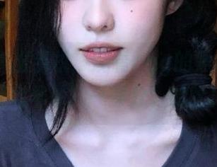 拿出手机，观看cgg的黑料，常常是我早餐的一部分，哈哈！