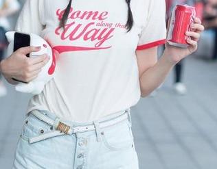 首页神评：cgw里一条长裙女孩儿，饥渴的老阿姨说了些什么…